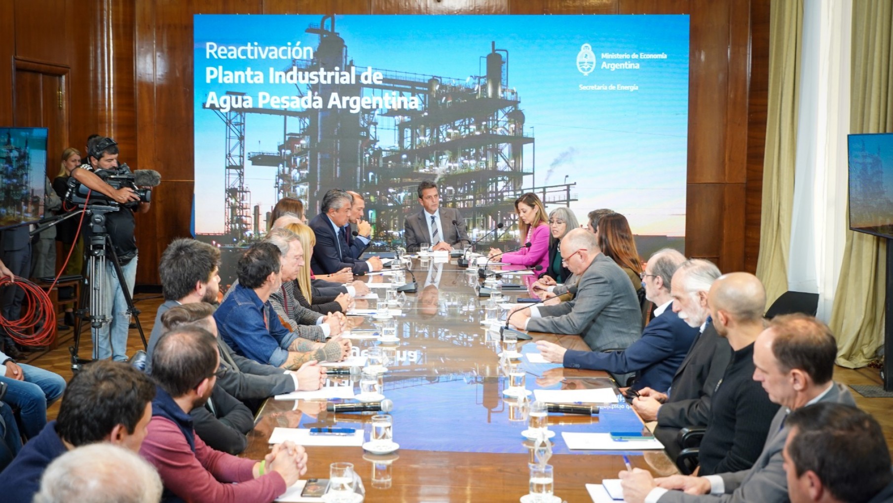 Confirman inversión para poner en marcha la planta industrial de agua pesada más grande del mundo